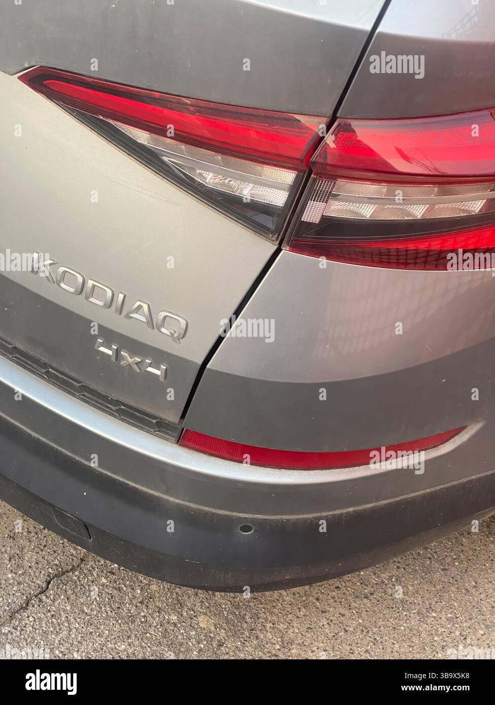 Cremona, Italia - 5 aprile 2025 alla scoperta dell'eleganza Silver Skoda Kodiaq: Uno sguardo al Tail Light Design di un versatile Family SUV, concentrandosi su Foto Stock