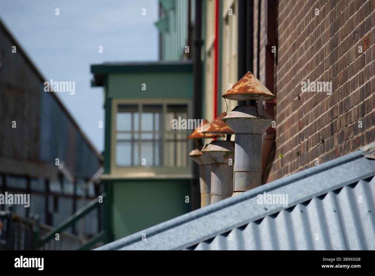 Arrugginito e decaduto ma ora conservato prese d'aria sul tetto al cantiere di Cockatoo Island nel porto di Sydney, Australia Foto Stock