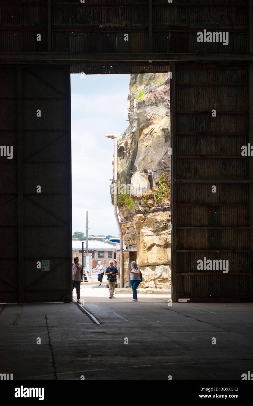 Le gigantesche porte scorrevoli di uno dei laboratori sul Cockatoo Dockyard nel porto di Sydney, Australia Foto Stock