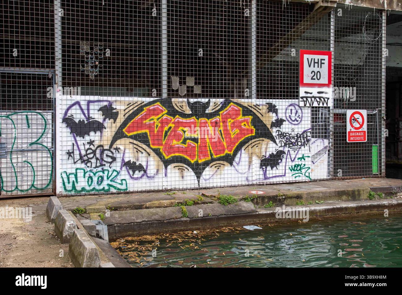 Graffiti Weng nel quartiere Canal Saint-Martin di Parigi, Francia Foto Stock