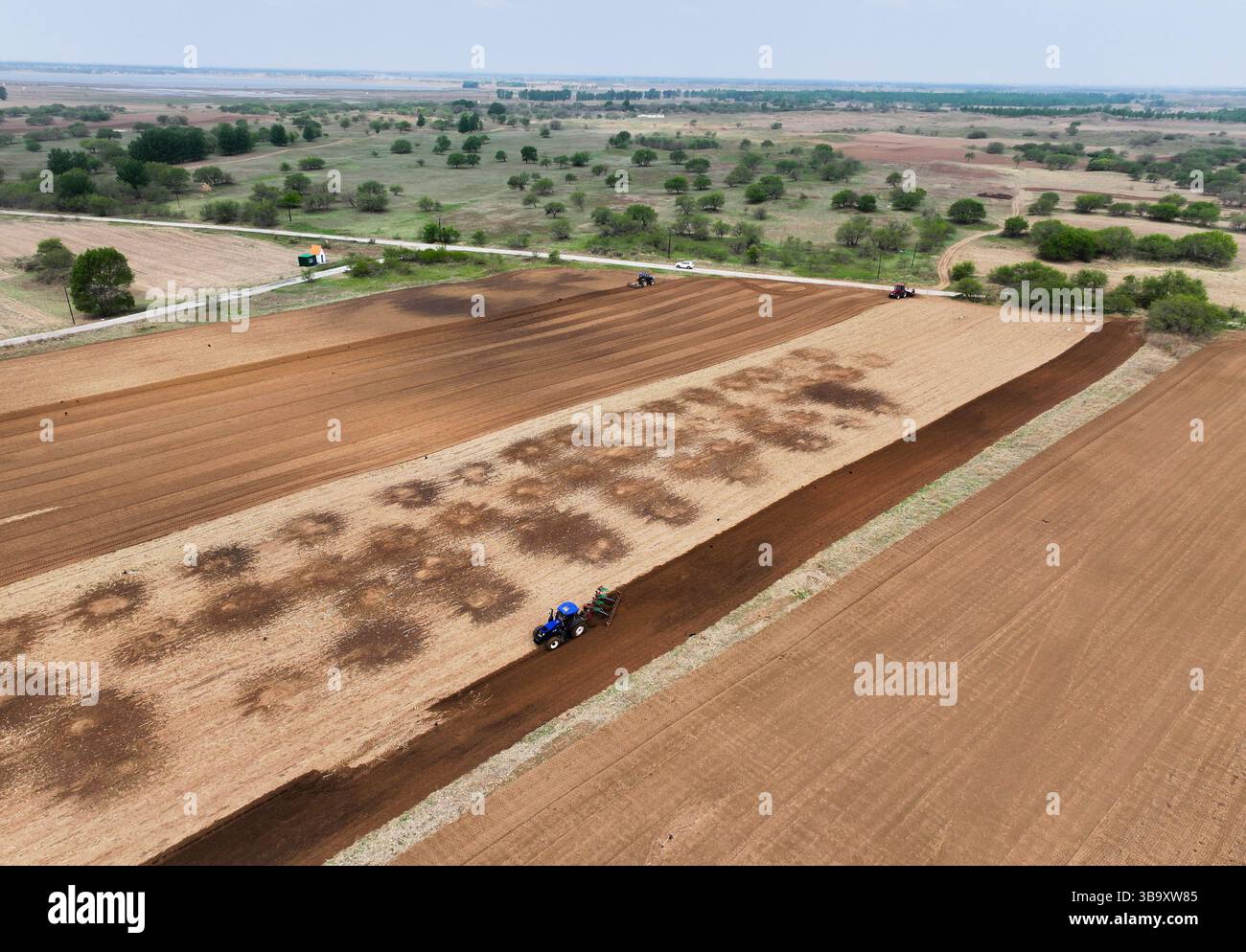 (250511) -- TONGLIAO, 11 maggio 2025 (Xinhua) -- una foto con un drone aereo scattata il 9 maggio 2025 mostra gli agricoltori che utilizzano trattori dotati di sistema di navigazione Beidou per arare nella bandiera posteriore dell'ala sinistra di Horqin della città di Tongliao, nella regione autonoma della Mongolia interna della Cina settentrionale. Approfittando delle tempestive piogge di maggio, Tongliao, un granaio della Mongolia interna orientale, è entrato nel periodo di picco della semina del mais. Si stima che la superficie di piantagione di mais di Tongliao nel 2025 raggiunga i 20 milioni di mu (circa 1,33 milioni di ettari), con un aumento di 180.000 mu (12.000 ettari) rispetto al precedente Foto Stock