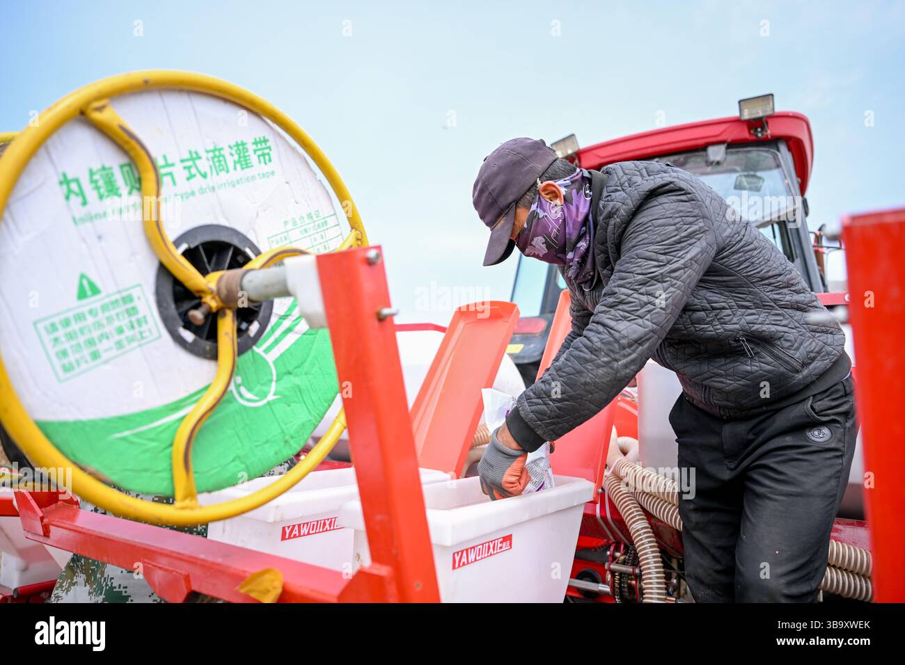 (250511) -- TONGLIAO, 11 maggio 2025 (Xinhua) -- Un agricoltore carica semi nelle macchine agricole di Horqin Left Wing Rear Banner di Tongliao City, regione autonoma della Mongolia interna della Cina settentrionale, il 9 maggio 2025. Approfittando delle tempestive piogge di maggio, Tongliao, un granaio della Mongolia interna orientale, è entrato nel periodo di picco della semina del mais. Si stima che la superficie di piantagione di mais di Tongliao nel 2025 raggiunga i 20 milioni di mu (circa 1,33 milioni di ettari), con un aumento di 180.000 mu (12.000 ettari) rispetto all'anno precedente. (Xinhua/Lian Zhen) Foto Stock