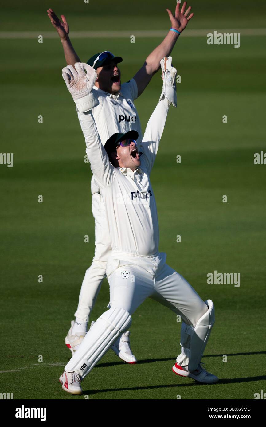 Sussex contro Worcestershire - Rothesay County Championship HOVE, INGHILTERRA - 10 MAGGIO: Gareth Roderick del Worcestershire e compagno di squadra fanno appello per LBW Dur Foto Stock