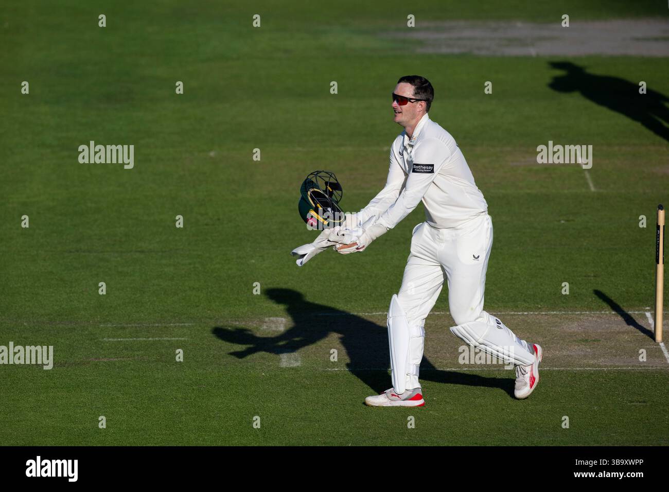 Sussex contro Worcestershire - Rothesay County Championship HOVE, INGHILTERRA - 10 MAGGIO: Wicket keeper Gareth Roderick del Worcestershire prende il suo casco Foto Stock