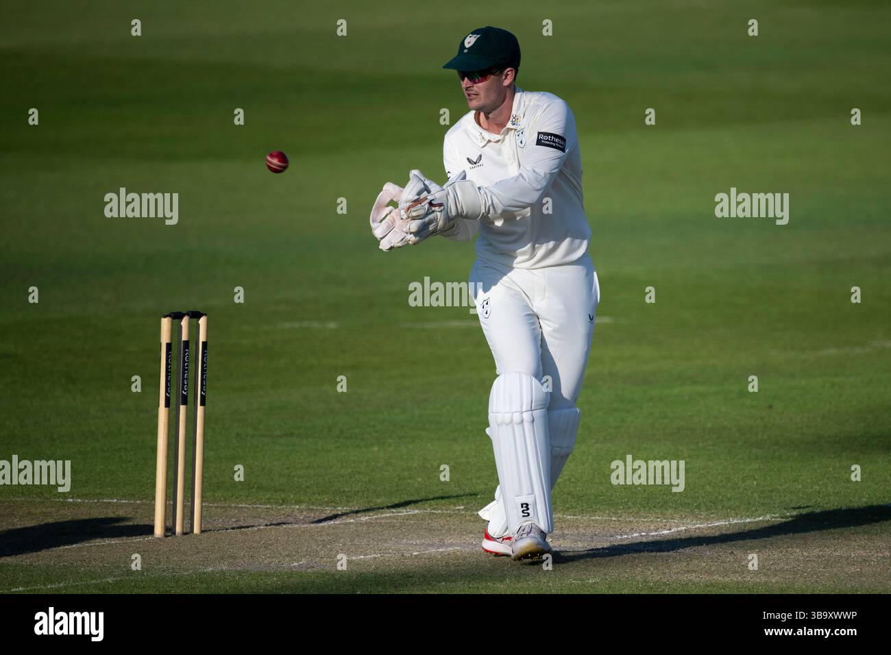 Sussex contro Worcestershire - Rothesay County Championship HOVE, INGHILTERRA - 10 MAGGIO: Wicket keeper Gareth Roderick del Worcestershire che prende palla durante Foto Stock