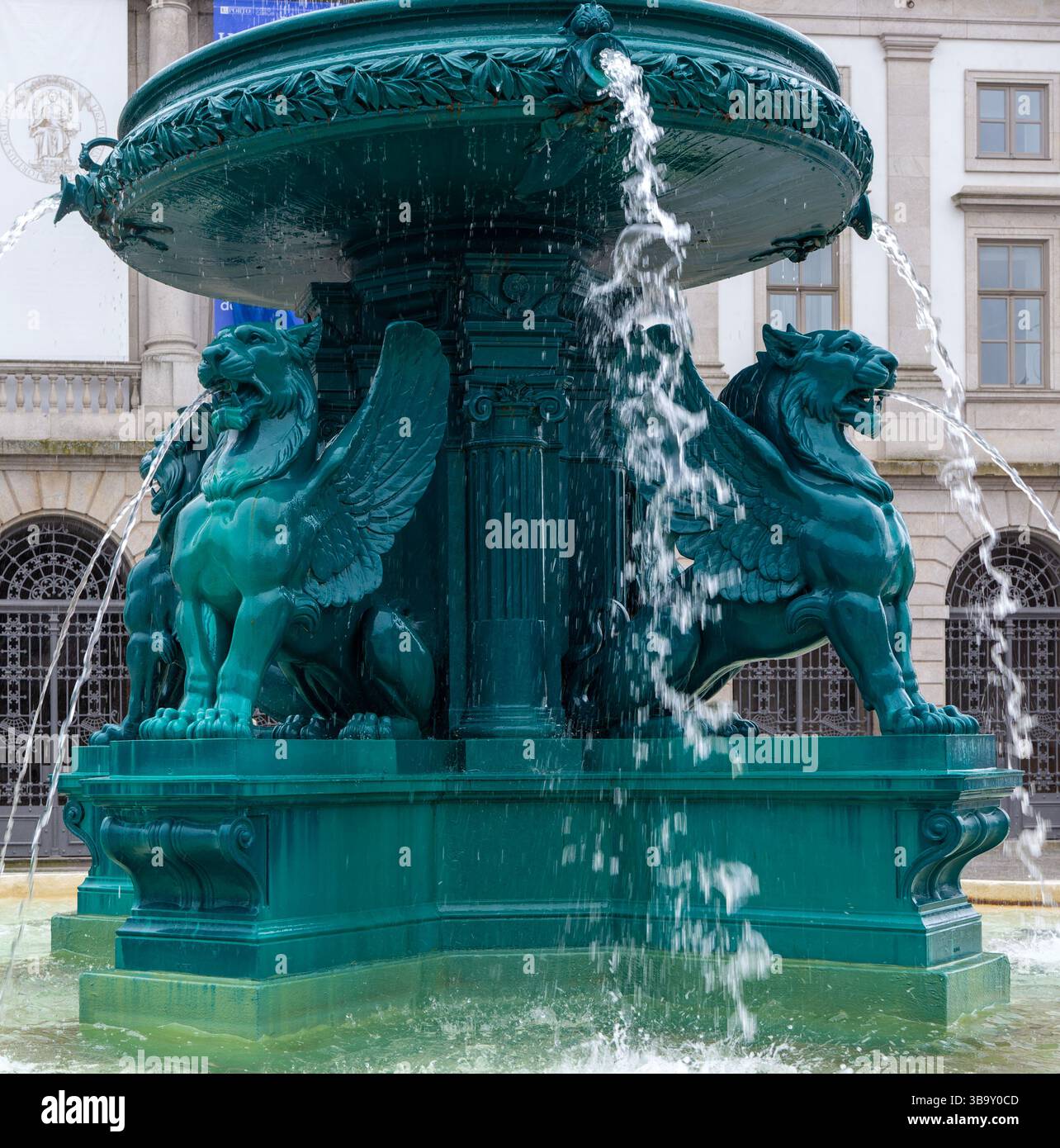 Scultura leoni storica Fontana dei leoni, fonte dos Leões, Piazza Prac de Gomes Teixeira, città di Porto, Portogallo, Europa Foto Stock