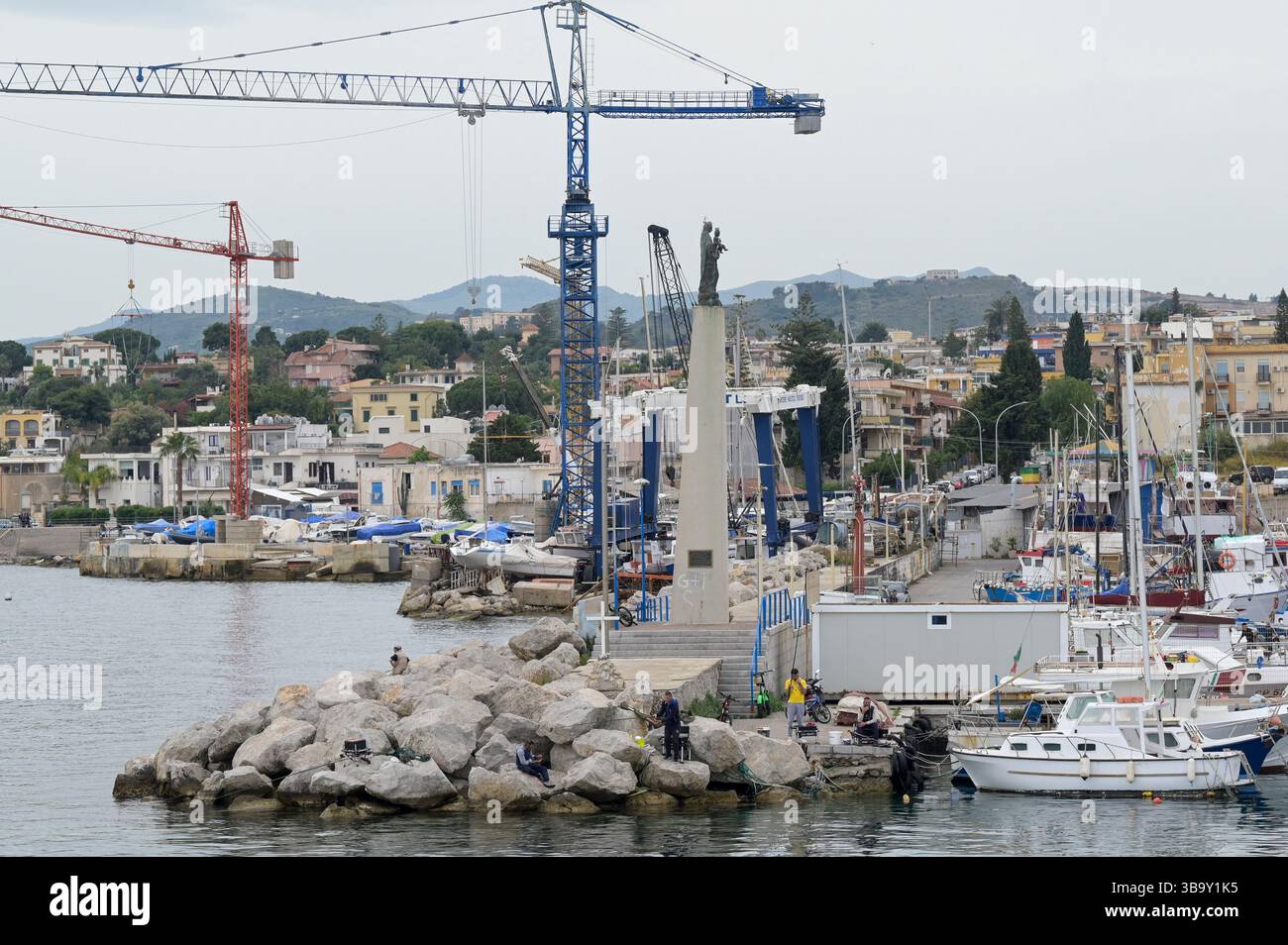 ITALIA, Sicilia, porto e cantiere di Porticello, statua patrona di Santa Maria del lume, patrona dei pescatori Foto Stock