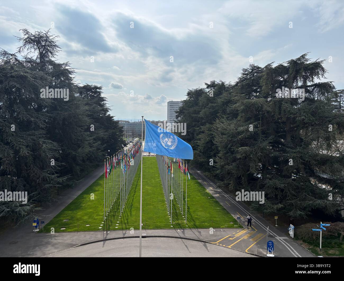 Genf, Svizzera. 26 marzo 2025. Le bandiere sventolano sulla base del quartier generale europeo delle Nazioni Unite (ONU). Il Palais des Nations è un complesso di edifici costruito dalla società delle Nazioni nel 1936 e che è servito come Ufficio delle Nazioni Unite a Ginevra dal 1966. Crediti: Christiane Oelrich/dpa/Alamy Live News Foto Stock