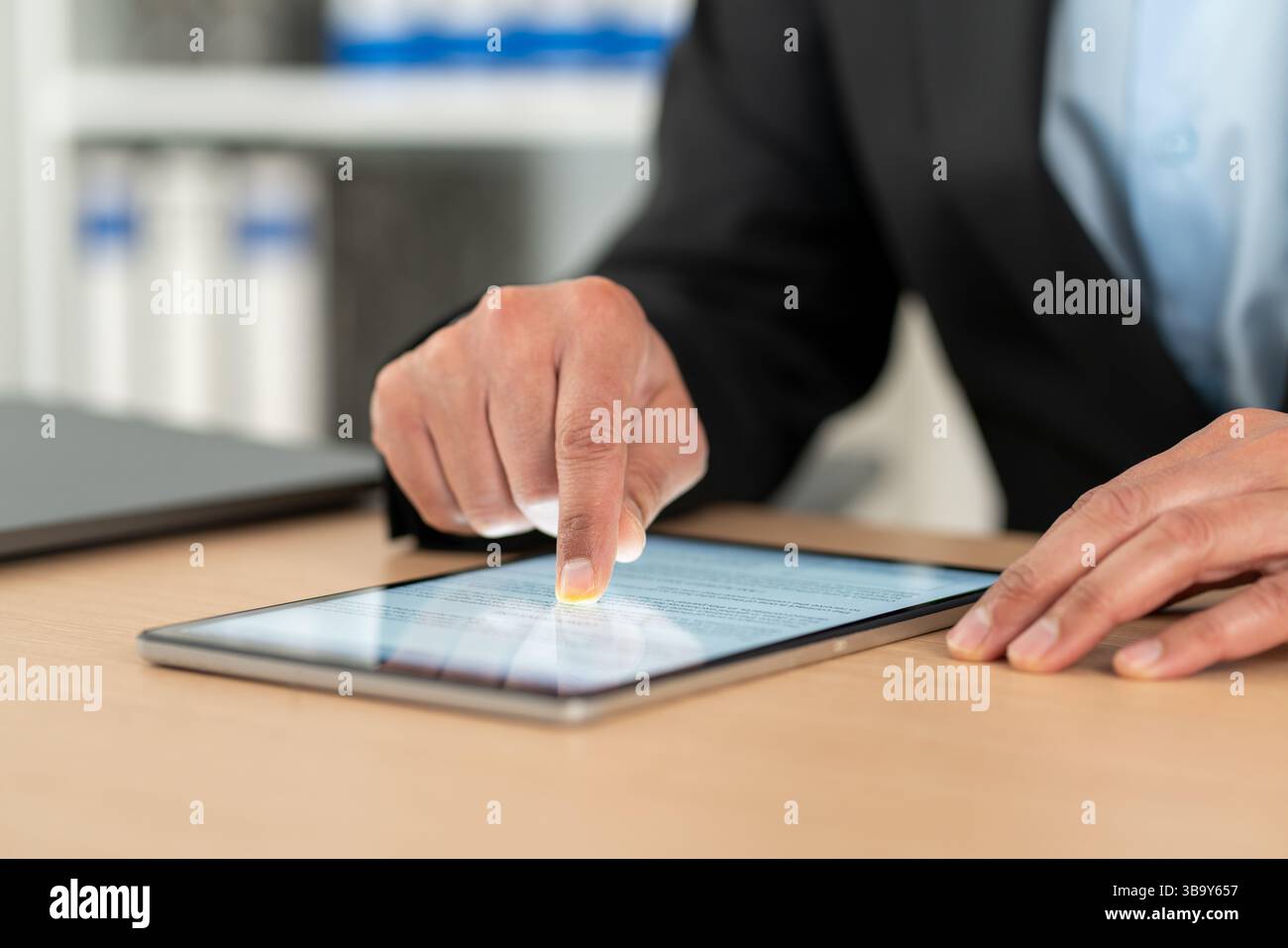 Tablet, digitazione e mano della persona in ufficio per chat online, ricerca o sito Web per e-mail report.Networking e consulente aziendale sull'app digitale, We Foto Stock