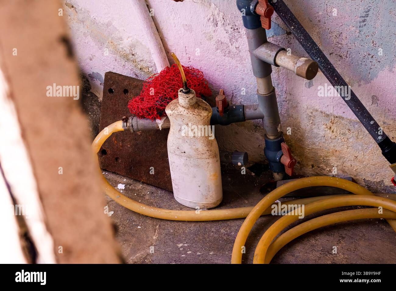 Articoli scartati, compresi tubi flessibili e una bottiglia sporca Foto Stock