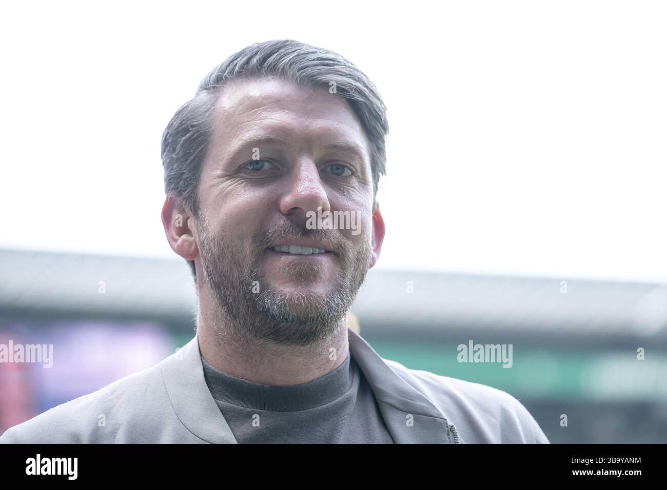 10.05.2025, Weserstadion, Brema, GER, 1. FBL, SV Werder Brema vs RB Leipzig im Bild Peter Niemeyer (Sportlicher Direktor und Leiter Scouting SV Werder Brema); Einzelaktion, Halbkörper/Halbkoerper, Gestik, Mimik, le normative Emotionen foto © nordphoto GmbH/Kokenge DFL vietano qualsiasi uso di fotografie come sequenze di immagini e/o quasi-video. Foto Stock