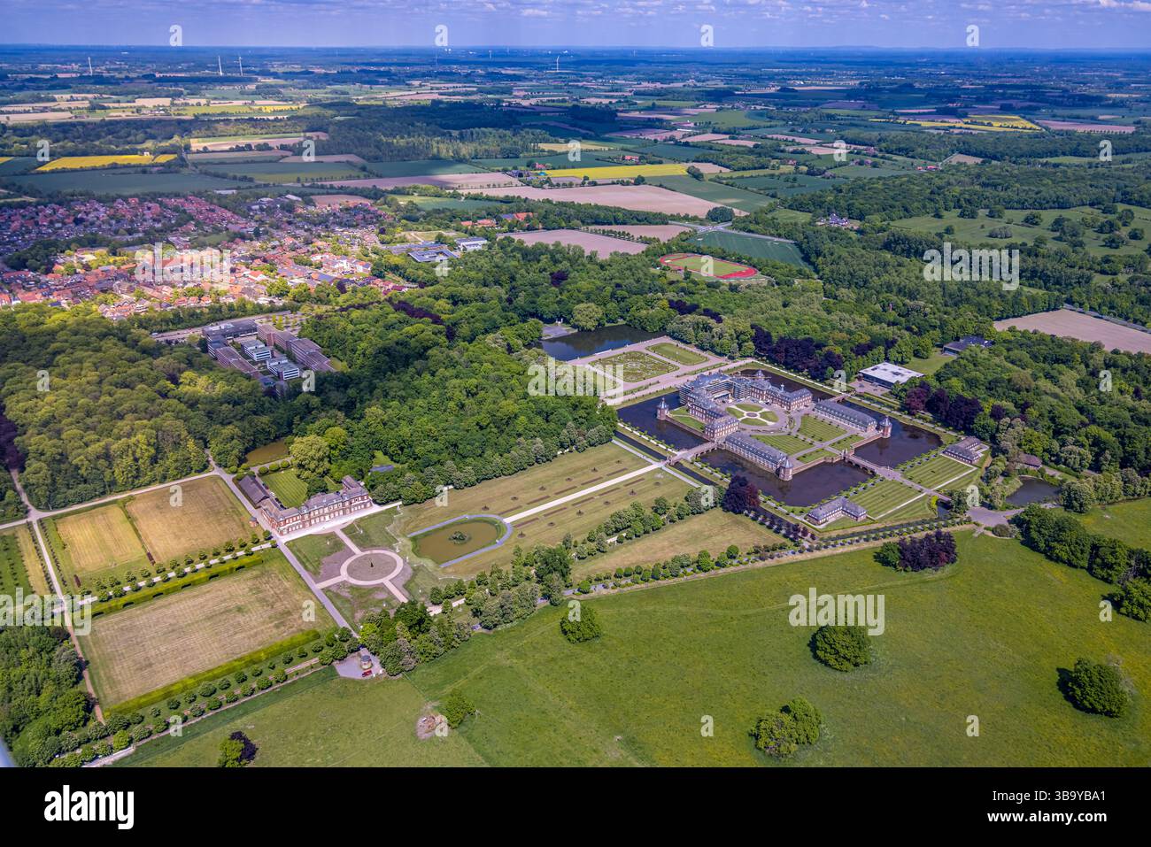Luftbild, Übersicht Schloss Nordkirchen und Schlosspark Westpark mit Oranienburg, barocca Schlossanlage und Wasserschloss, Baustelle mit Baugerüst AN Foto Stock