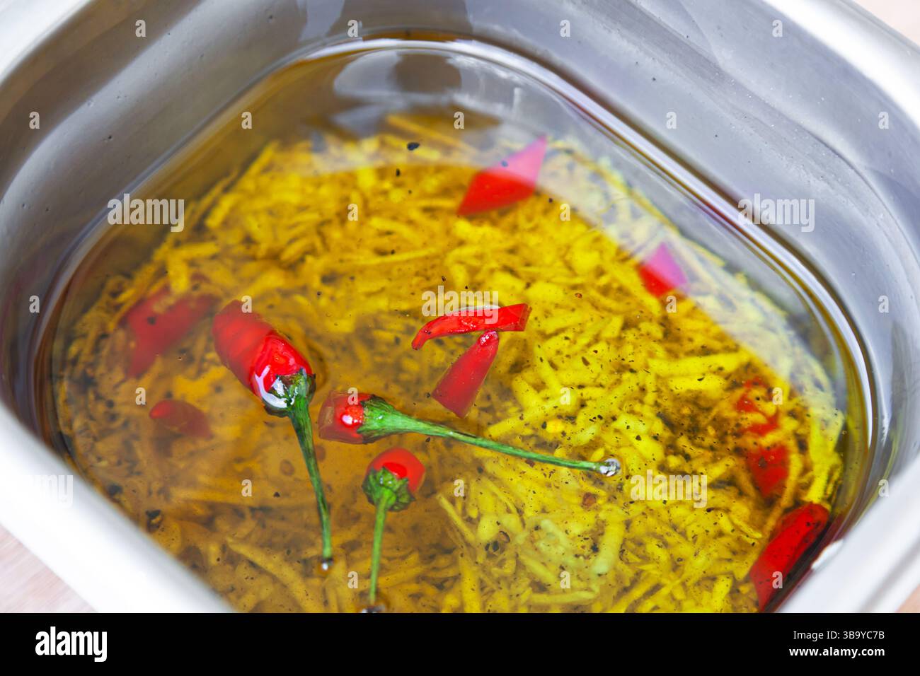 Salsa con olio vegetale, aglio e peperoncino caldo. Foto Stock