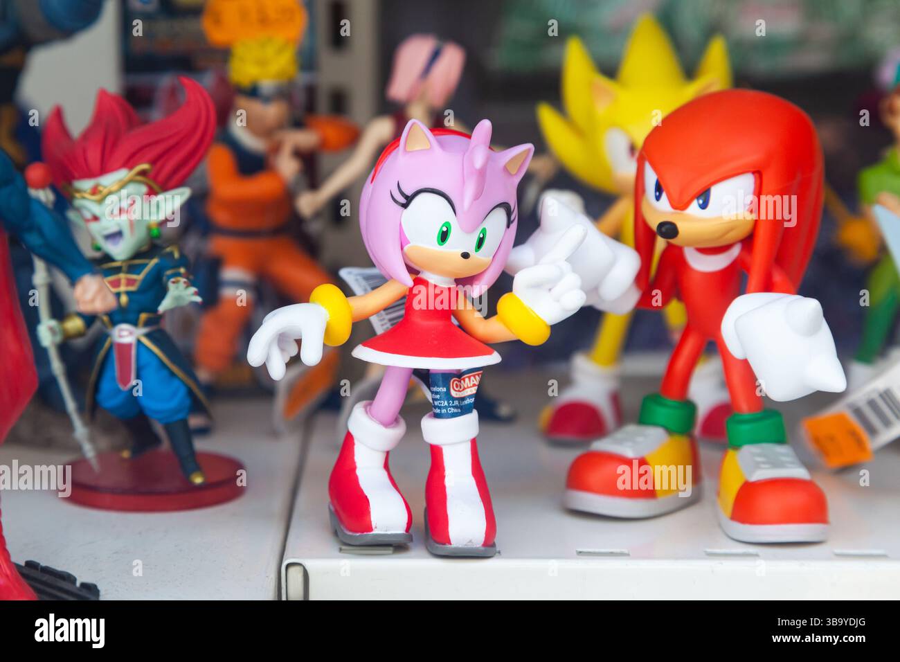 Giocattoli collezionabili di personaggi del videogioco Super Sonic the Hedgehog su una vetrina del negozio. Foto Stock