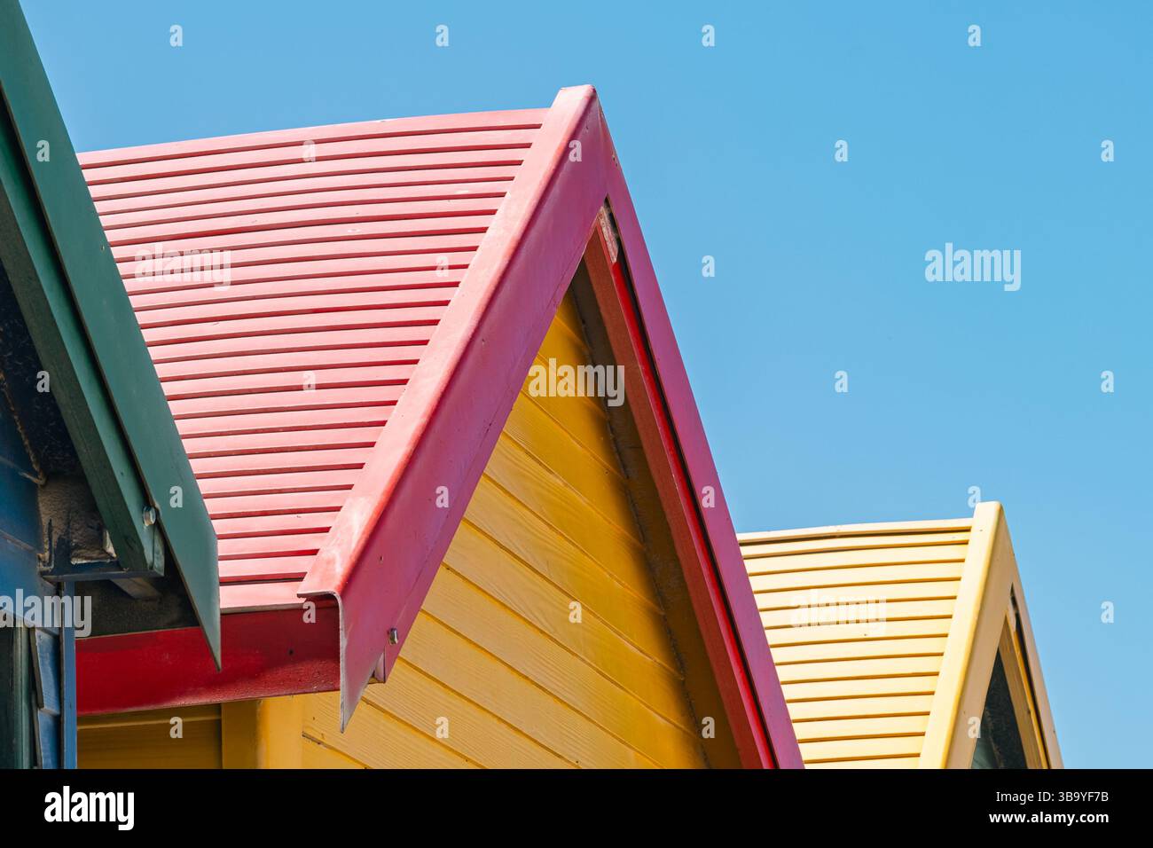 Tetti colorati di case sulla spiaggia, cabine da bagno, cabine di cambio, sulla spiaggia di Muizenberg a Capetown, Sudafrica Foto Stock