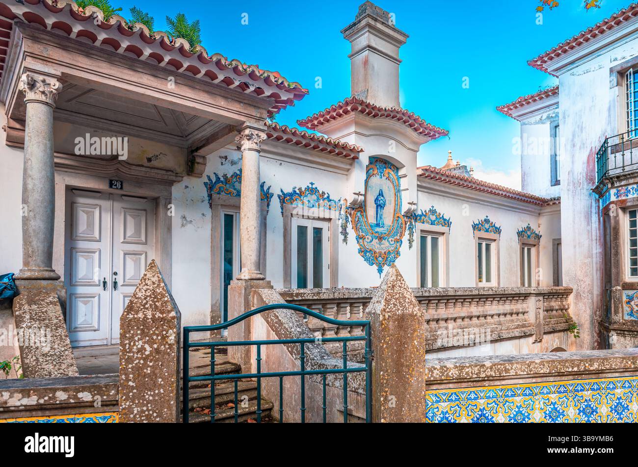 La facciata di Casal de Santa Margarida, un piccolo insediamento situato nel centro storico di Sintra, in Portogallo. Foto Stock