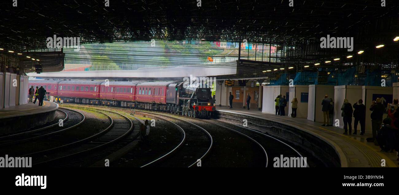 Locomotiva a vapore Stanier Classe 5, n.45212, che trasporta un treno charter nella stazione di Briistol Temple Meads a una tappa della Great della Railway Touring Company Foto Stock