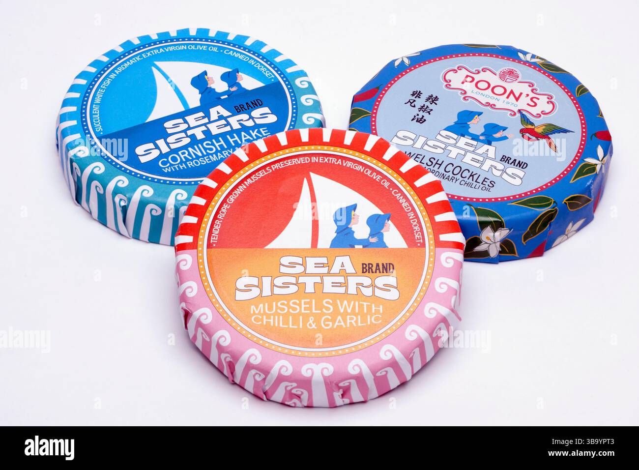 Tre barattoli di Sea Sisters Brand British Conservas Seafood su sfondo bianco Foto Stock