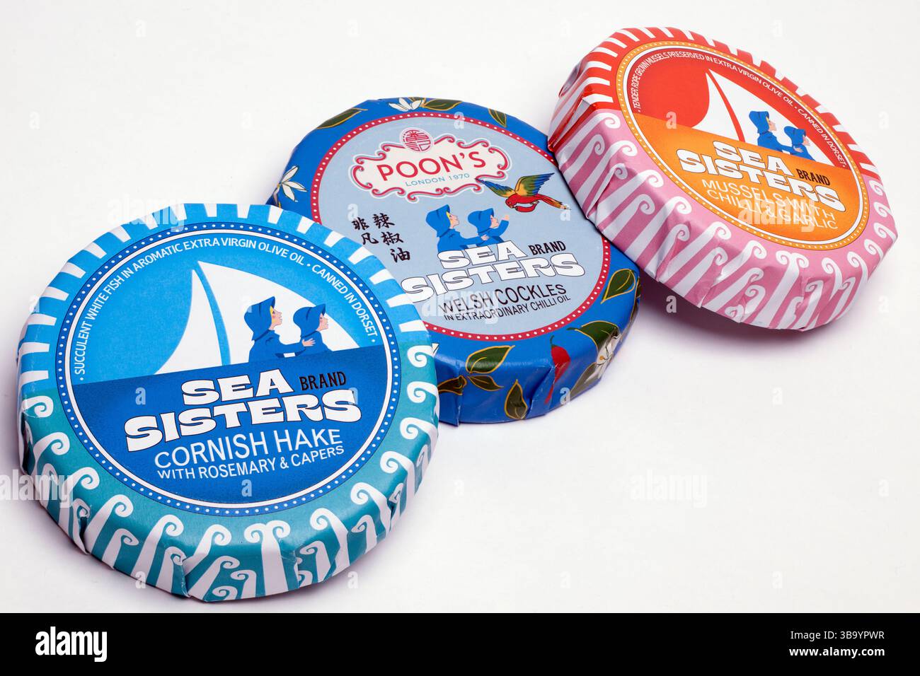 Tre barattoli di Sea Sisters Brand British Conservas Seafood su sfondo bianco Foto Stock