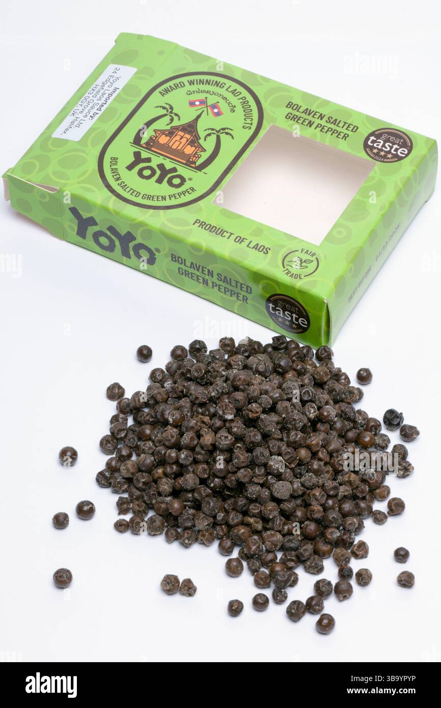 Scatola e pila di peperone verde salato Yoyo Bolaven senza bisogno di macinare su sfondo bianco Foto Stock