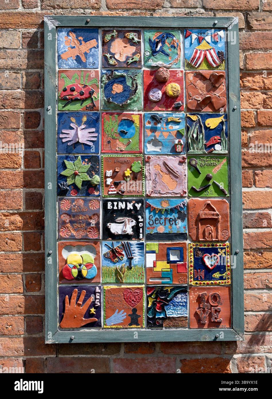 Decorazione piastrelle, villaggio di Pailton, Warwickshire, Inghilterra, Regno Unito Foto Stock