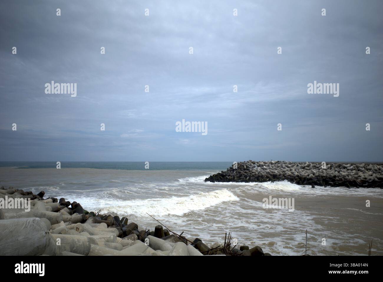 Congot Beach, Kulon Progo, Yogyakarta, Indonesia, con strutture per rompere le onde di cemento tetrapodo. Foto Stock