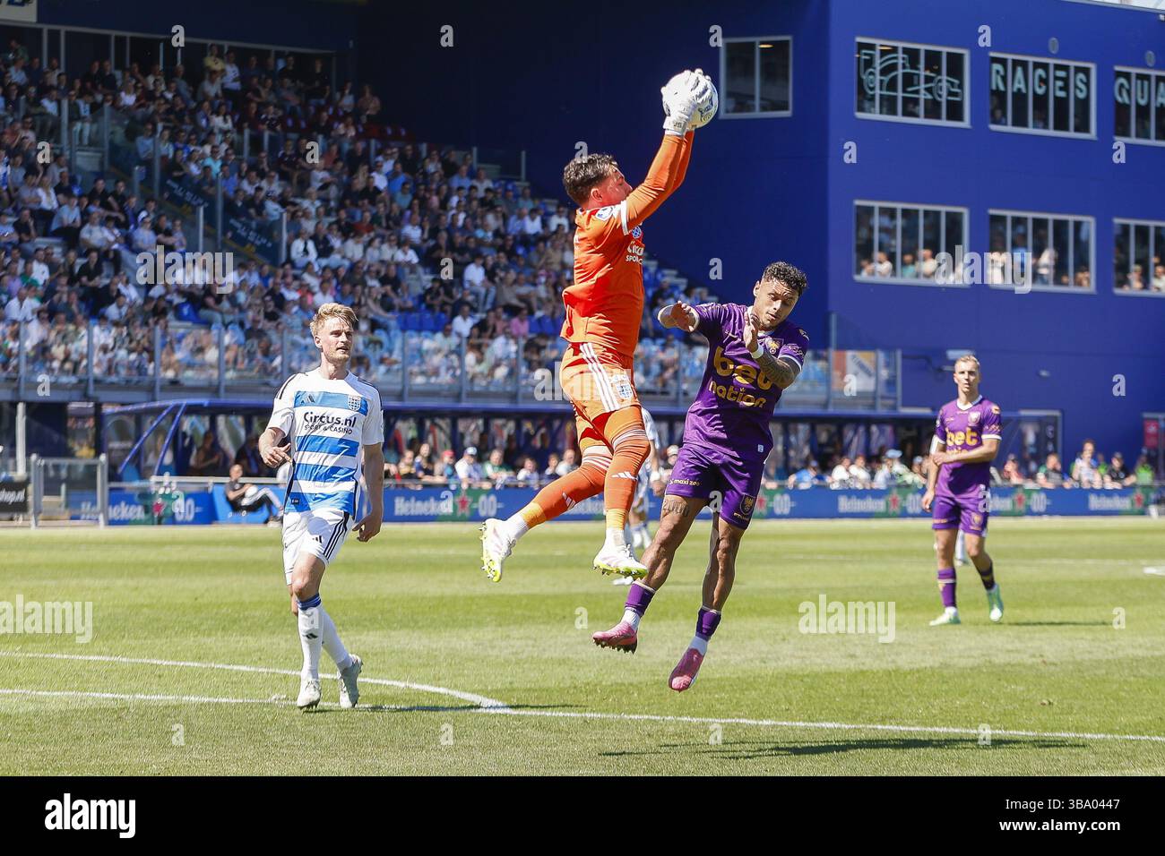 Zwolle, Paesi Bassi. 11 maggio 2025. ZWOLLE, Mac3Park Stadium, 11-05-2025, stagione 2024/2025, Dutch Eredivisie. Durante la partita PEC - Go Ahead Eagles, risultato finale 1-1, giocatore del PEC Zwolle Simon Graves PEC Zwolle portiere Jasper Schendelaar giocatore dei GA Eagles Dean James Credit: Pro Shots/Alamy Live News Foto Stock