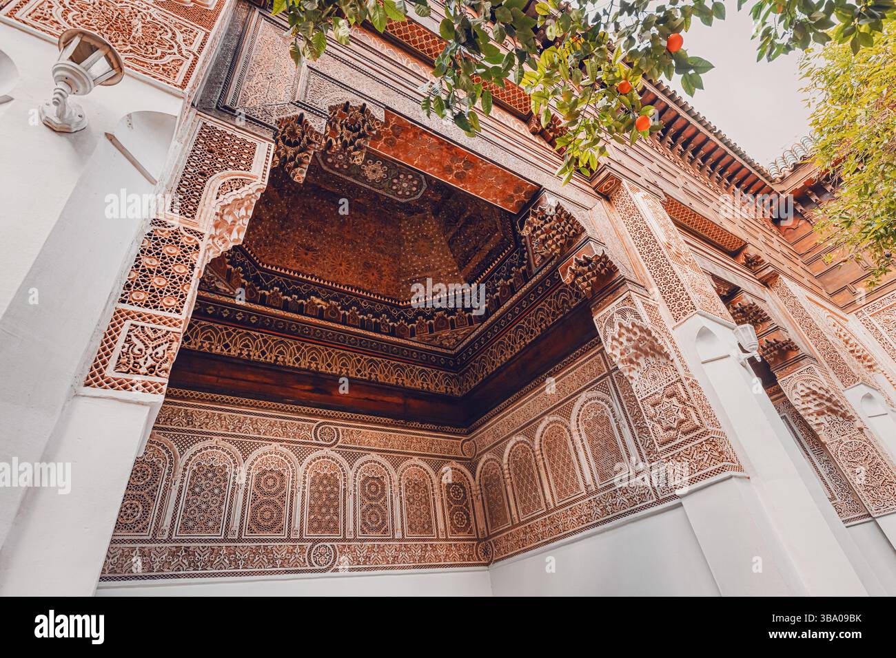 Intricate incisioni e motivi geometrici adornano le pareti e il soffitto del Palazzo Bahia, mostrando la tradizionale arte marocchina Foto Stock
