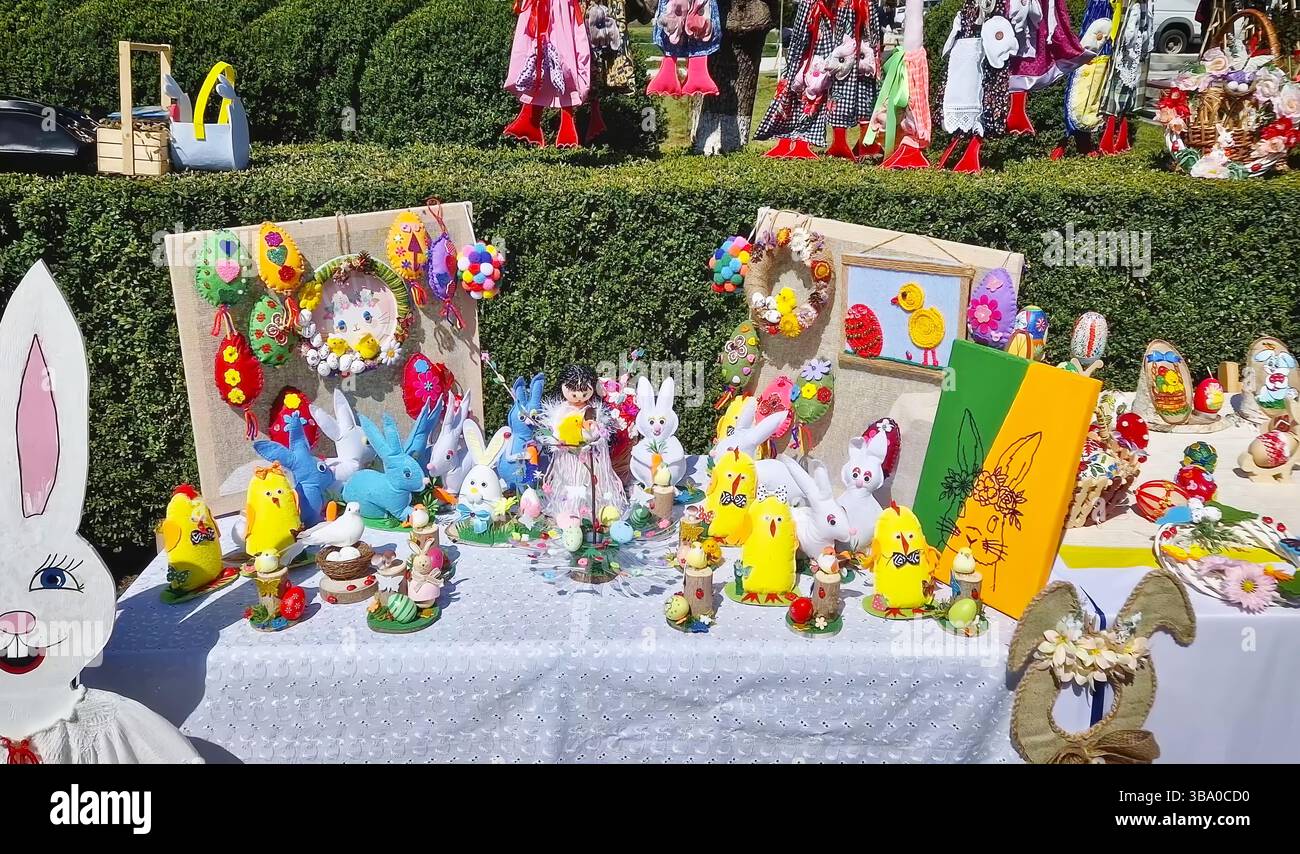 UNGHENI, MOLDAVIA - 13 APRILE 2025 artigianato pasquale fatto a mano, uova decorate, coniglietti ripieni e ornamenti pasquali che mettono in risalto la creatività e le feste Foto Stock