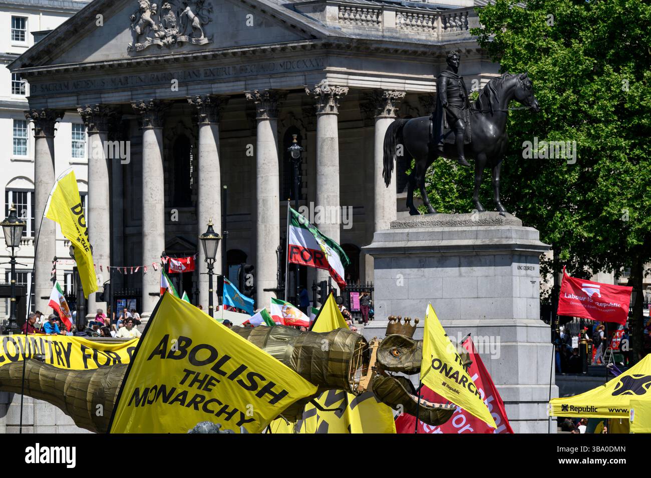 Una manifestazione organizzata dal gruppo di protesta Republic chiede l'abolizione della monarchia britannica. Trafalgar Square, Londra, Regno Unito. 10 maggio 2025 Foto Stock