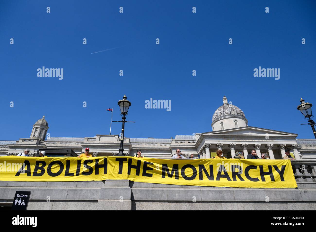 Una manifestazione organizzata dal gruppo di protesta Republic chiede l'abolizione della monarchia britannica. Trafalgar Square, Londra, Regno Unito. 10 maggio 2025 Foto Stock