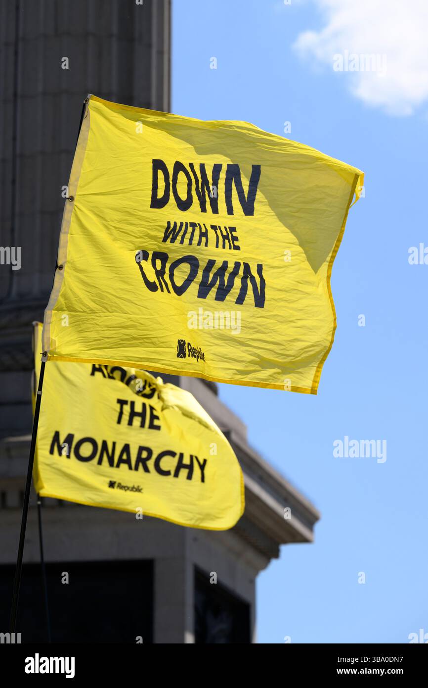 Una manifestazione organizzata dal gruppo di protesta Republic chiede l'abolizione della monarchia britannica. Trafalgar Square, Londra, Regno Unito. 10 maggio 2025 Foto Stock