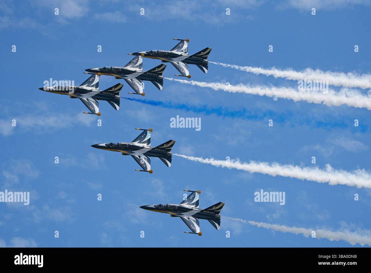 Republic of Korea Air Force Aerobatic display team, formazione Black Eagles in volo. Foto Stock