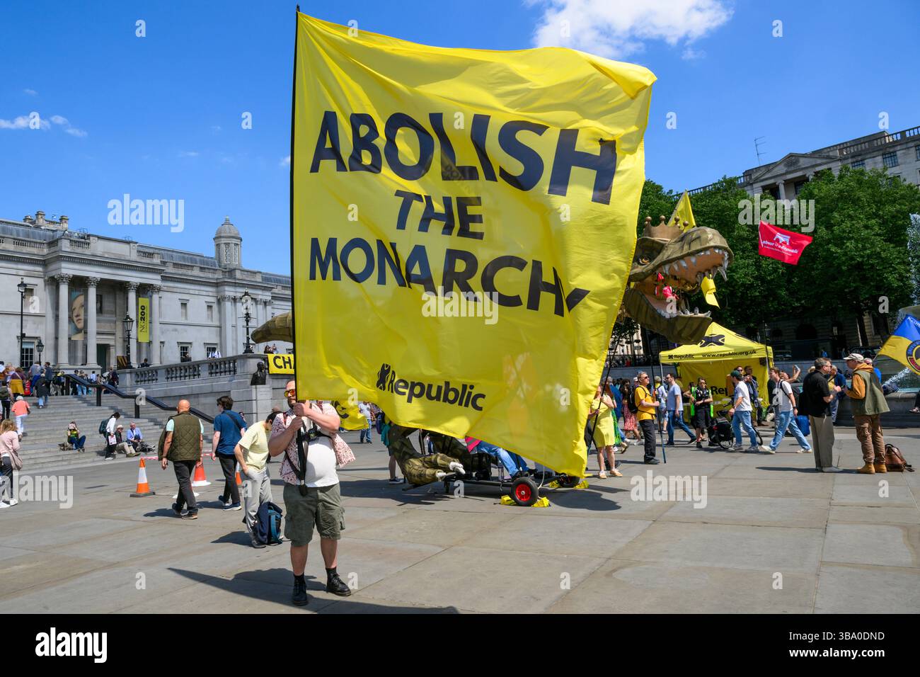 Una manifestazione organizzata dal gruppo di protesta Republic chiede l'abolizione della monarchia britannica. Trafalgar Square, Londra, Regno Unito. 10 maggio 2025 Foto Stock