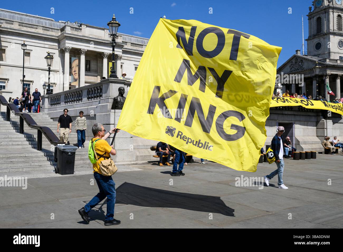 Una manifestazione organizzata dal gruppo di protesta Republic chiede l'abolizione della monarchia britannica. Trafalgar Square, Londra, Regno Unito. 10 maggio 2025 Foto Stock