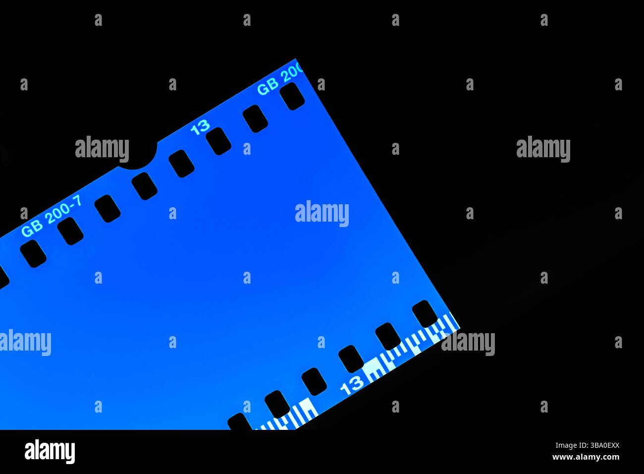 Dettaglio TOP Shot della pellicola blu da 35 mm su sfondo nero Foto Stock