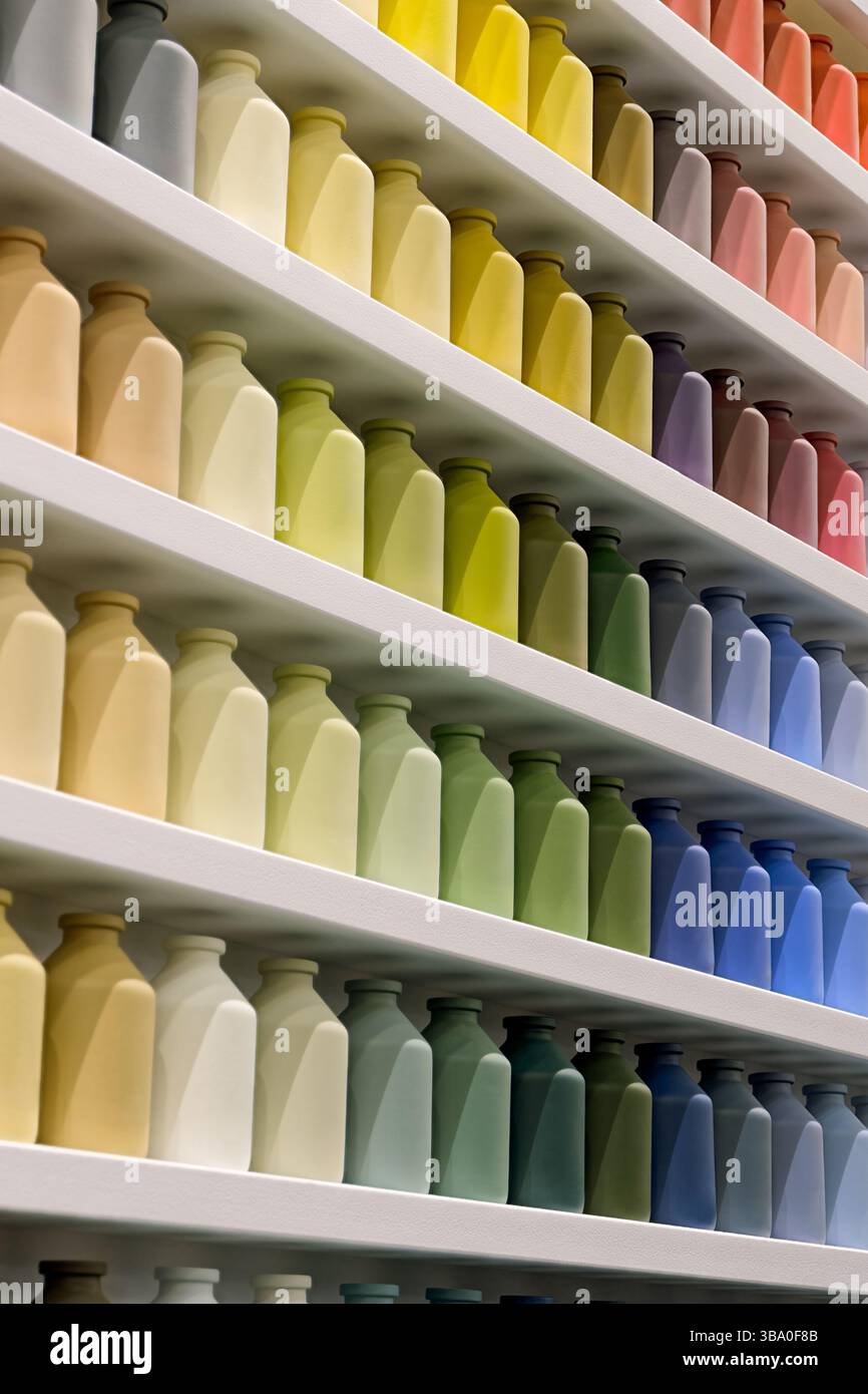 Molti piccoli vasi della stessa forma e dimensione, colori diversi, primi piani, sfondo astratto Foto Stock