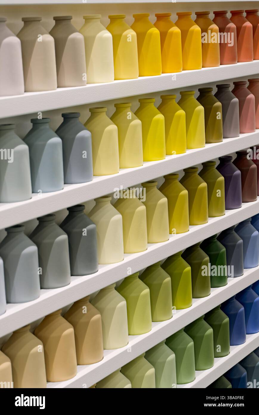 Molti piccoli vasi della stessa forma e dimensione, colori diversi, primi piani, sfondo astratto Foto Stock