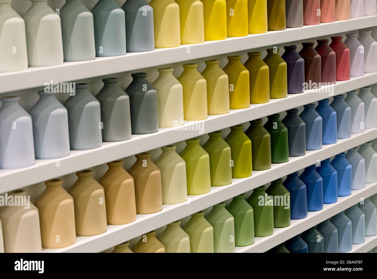 Molti piccoli vasi della stessa forma e dimensione, colori diversi, primi piani, sfondo astratto Foto Stock