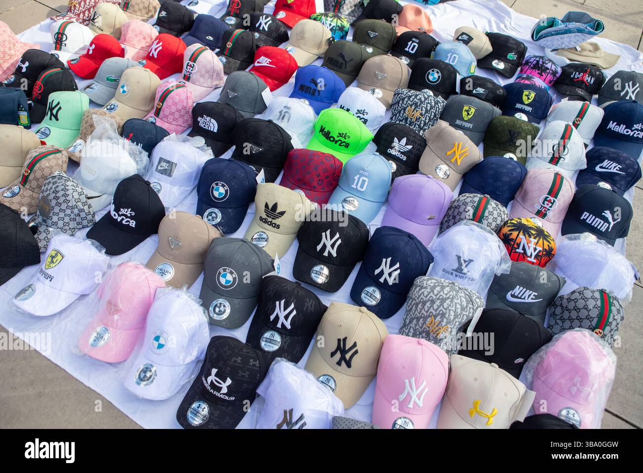 Vendita di falsi tappi di marca su animali di lusso contraffatti falsi stilisti di strada turistica a Palma di Maiorca in Spagna Foto Stock