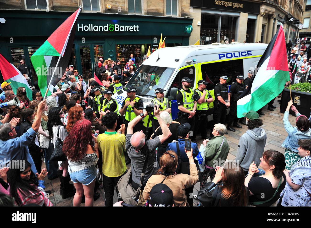 Glasgow, Regno Unito. 11 maggio 2025 - una panoramica della situazione di stallo tra i manifestanti e la polizia scozzese. I manifestanti si sono riuniti fuori dai gradini di Buchannan Street per protestare contro i gruppi di estrema destra che sostengono Israele. Crediti: Eastern Goodwin Media/Alamy Live News Foto Stock