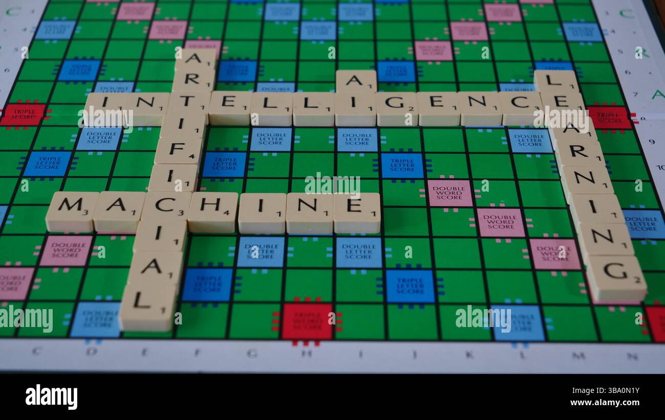 Il concetto di intelligenza artificiale è illustrato su una lavagna di Scrabble con le parole robot, Machine, Learning, intelligenza artificiale scritte in lettere Foto Stock