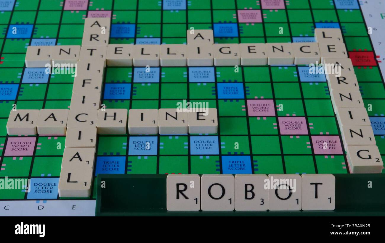 Il concetto di intelligenza artificiale è illustrato su una lavagna di Scrabble con le parole robot, Machine, Learning, intelligenza artificiale scritte in lettere Foto Stock
