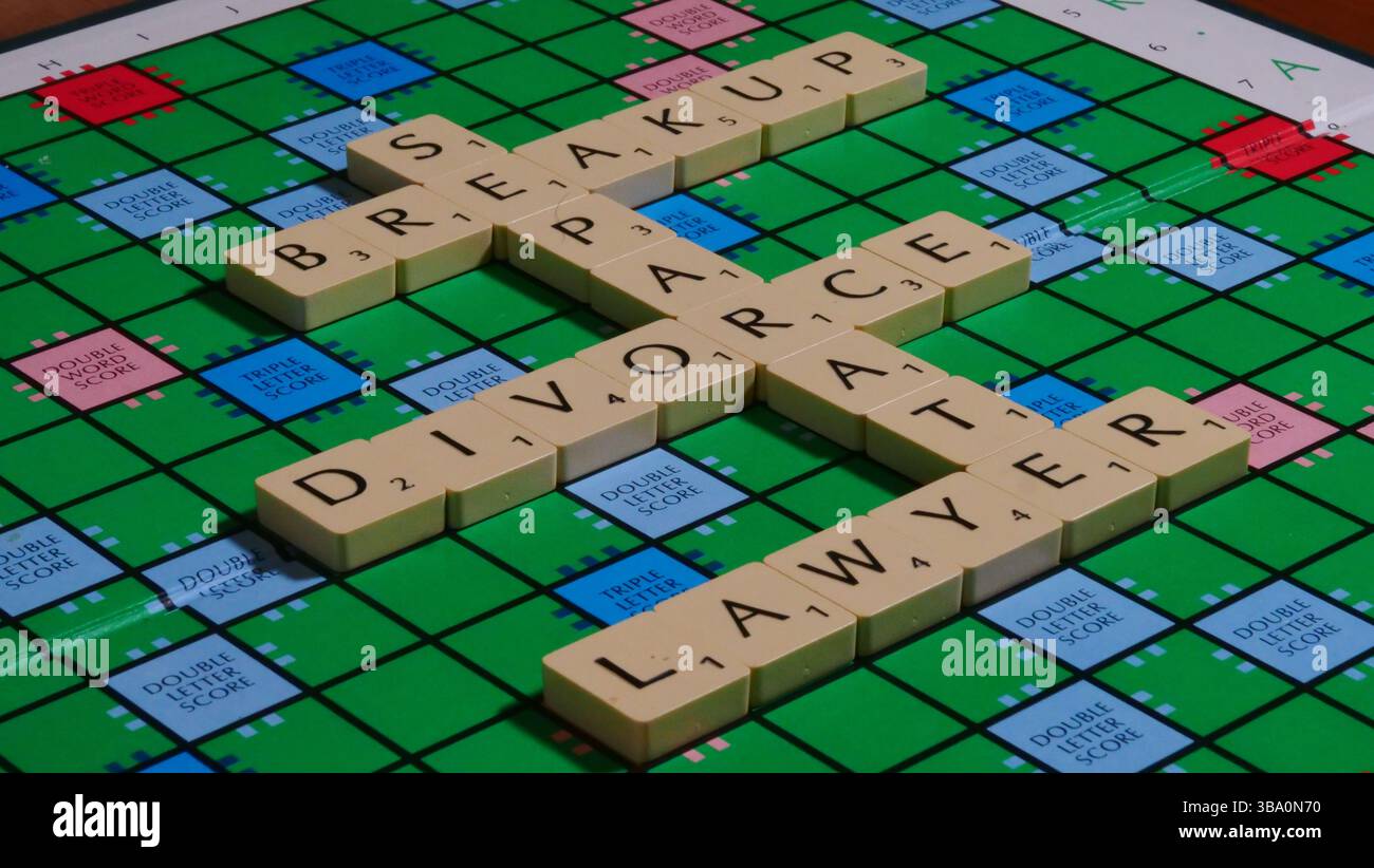 Il concetto di divorzio è scritto su una lavagna di Scrabble con le parole avvocato, divorzio, separazione e rottura. Foto Stock