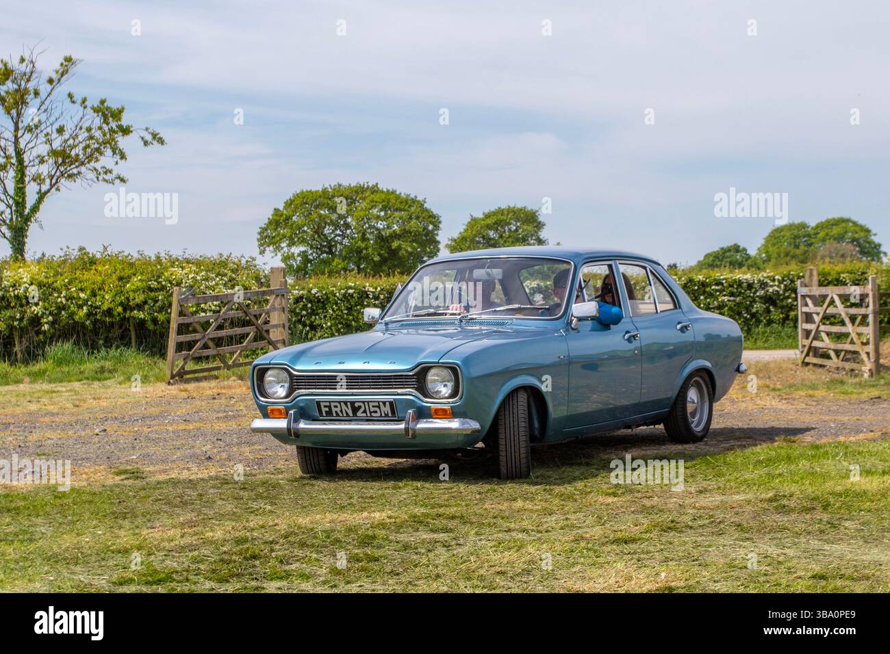 1973 70 anni '70 Blue Ford Escort Car benzina 1297 cc; 2025 Wheels Up North, evento di cultura automobilistica, evento di auto, evento di auto classica e supercar modificato, Longridge Inghilterra, Regno Unito Foto Stock