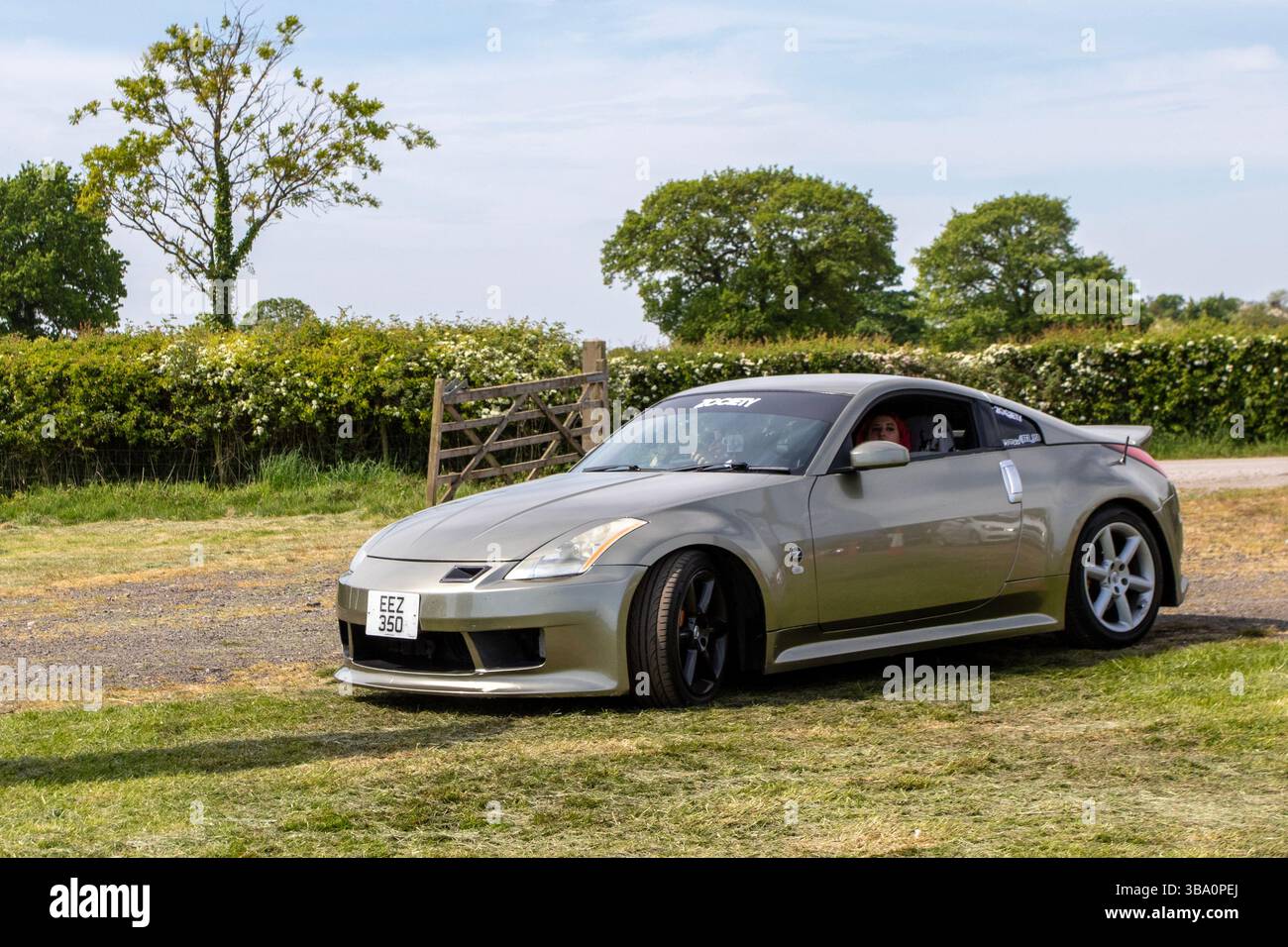 2004 Silver Nissan 350Z V6 Silver Car Coupé benzina 3498 cc; 2025 ruote in su Nord, evento cultura automobilistica, evento di auto modificato classico e supercar, Longridge Inghilterra, Regno Unito Foto Stock