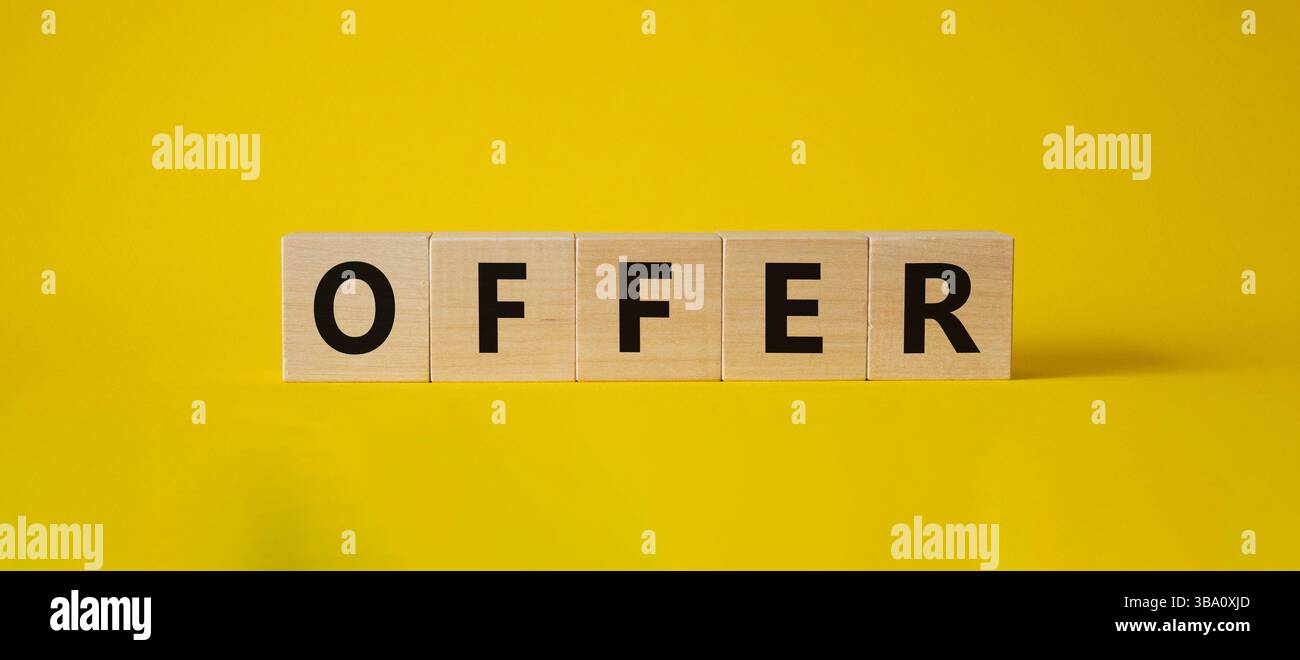 Simbolo dell'offerta. Cubi di legno con offerta di parola. Bellissimo sfondo giallo. Concetto di offerta. Copia spazio. Foto Stock