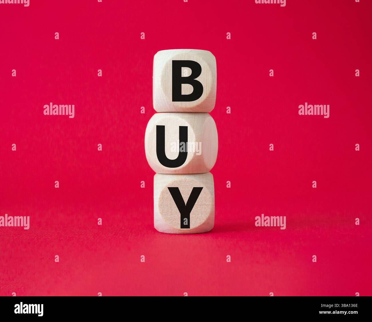 ACQUISTA Symbol. Concept Word BUY su blocchi di legno. Bellissimo sfondo rosso. Concetto di business e ACQUISTO. Copia spazio Foto Stock