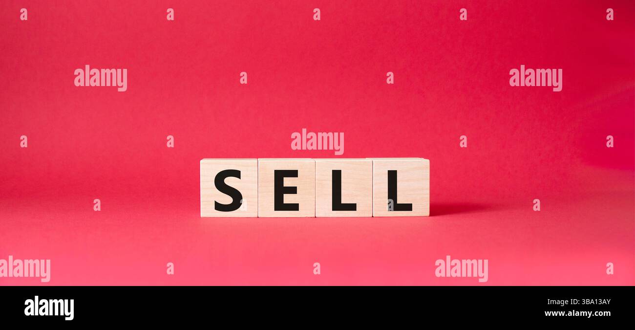 Simbolo di vendita. Concept Word sell su cubi di legno. Bellissimo sfondo rosso. Concetto di business e vendita. Copia spazio. Foto Stock