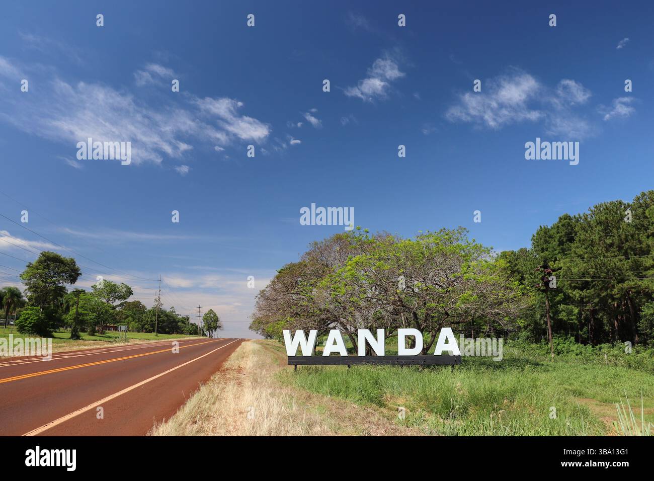Cartello di benvenuto nella città di Wanda, Misiones, Argentina, una città emblematica per le sue pietre semi-preziose, i geodi e le attività minerarie. Vegetazione lussureggiante Foto Stock